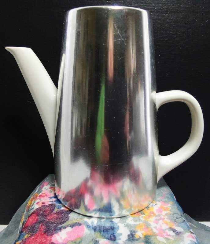 Stunning vintage Melitta Porcelain Tea/Coffee Pot with Thermal Cover