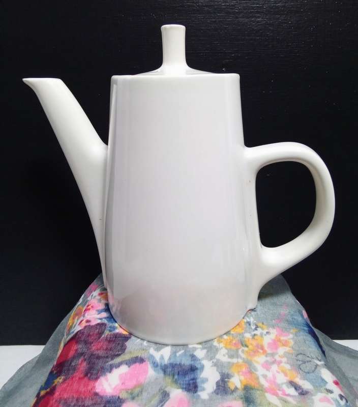 Stunning vintage Melitta Porcelain Tea/Coffee Pot with Thermal Cover