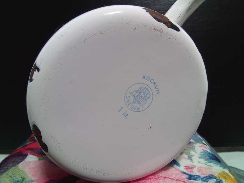 VINTAGE KOCKUMS SWEDEN WHITE ENAMEL WITH BLUE TRIM 1L ENEMA (c1935)