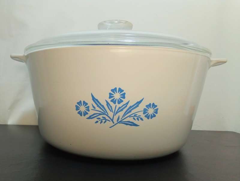 Lovely Corning ware blue cornflower rangetopper N-5-B