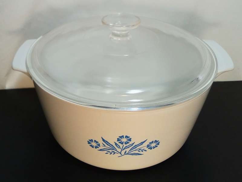 Lovely Corning ware blue cornflower rangetopper N-5-B