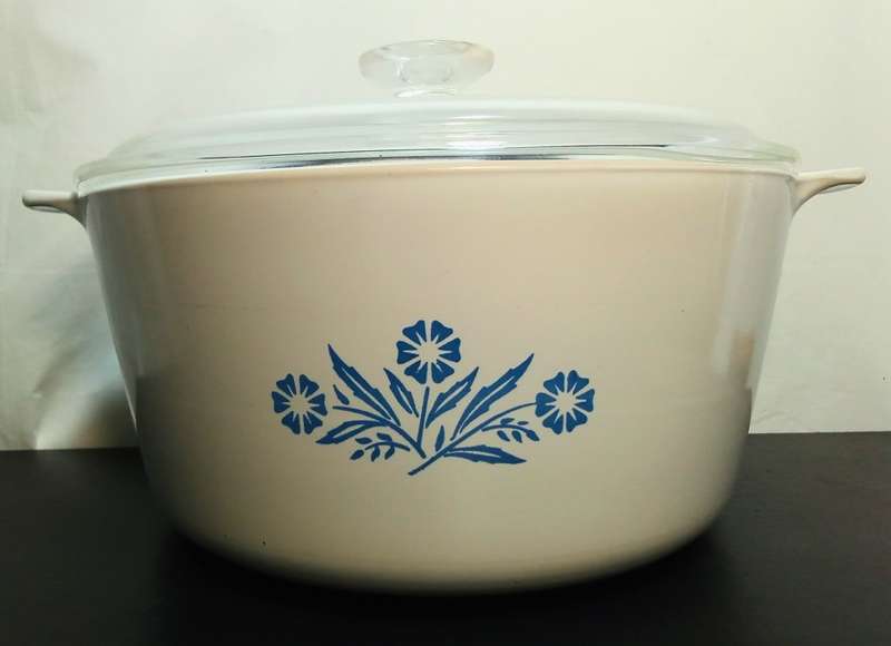 Lovely Corning ware blue cornflower rangetopper N-5-B