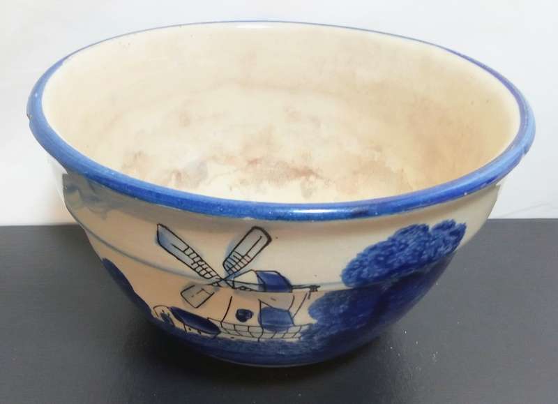 Antique hand painted (believed to be Delft) bowl