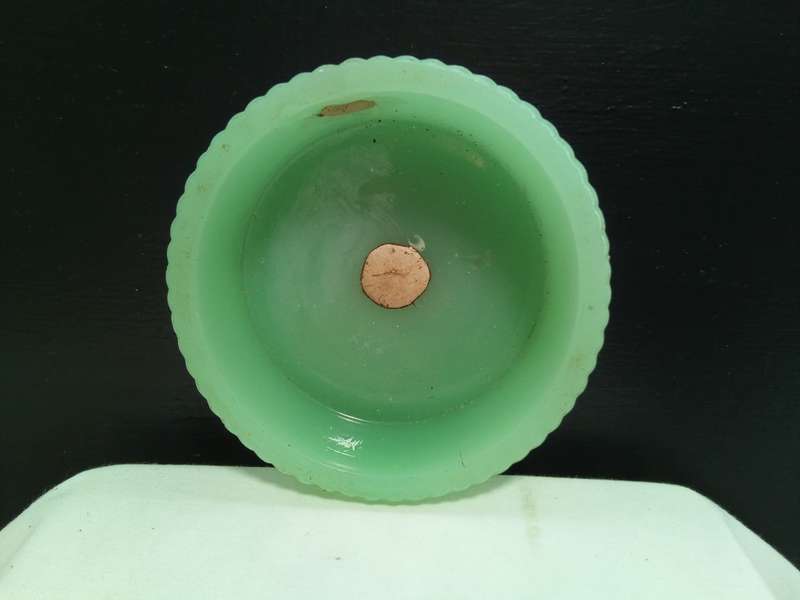 Vintage jadeite green glass bowl (Weird listing... I have no idea)