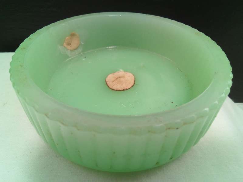Vintage jadeite green glass bowl (Weird listing... I have no idea)