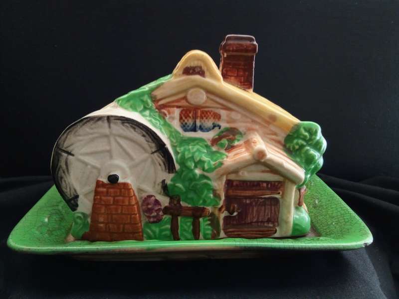 Beautiful vintage butter/cheese dish