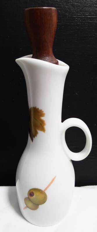Beautiful ROYAL WORCESTER EVESHAM VINEGAR/OIL CRUET with stopper