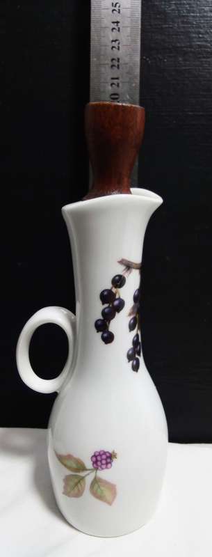Beautiful ROYAL WORCESTER EVESHAM VINEGAR/OIL CRUET with stopper