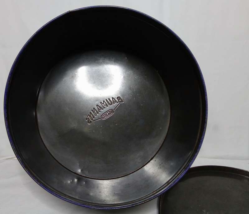 Lovely vintage Baumann`s cake tin