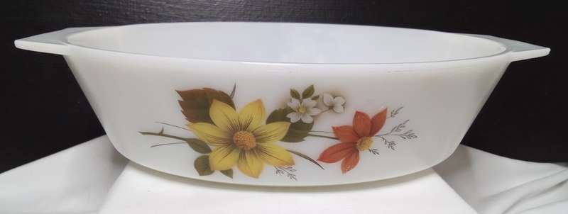 Vintage JAJ Pyrex Autumn Glory / Gold casserole dish - no lid