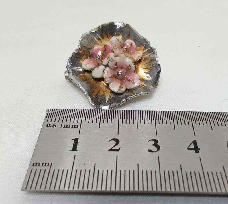 Very pretty tiny vintage porcelain brooch