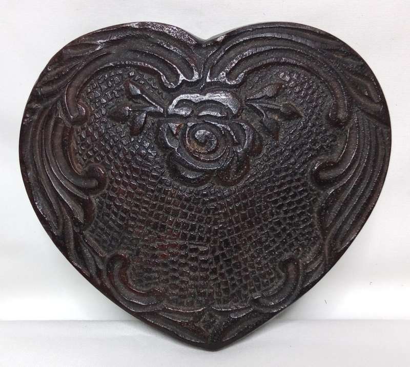 Beautiful heart shaped Metal trinket box