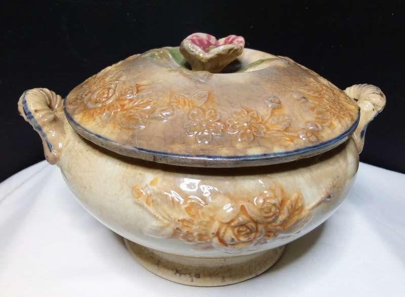 Adorable very old small casserole dish with oid