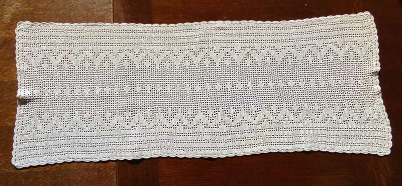 Stunning vintage hand made filet crocheted table runner