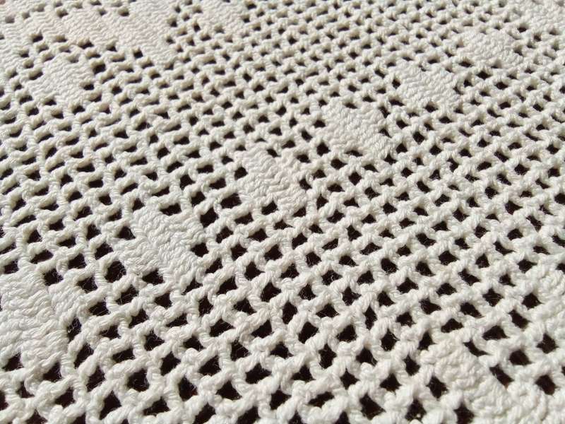 Stunning vintage hand made filet crocheted table runner