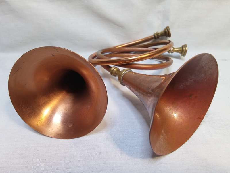 Two small vintage brass and copper hunting horns