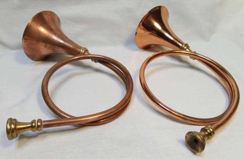 Two small vintage brass and copper hunting horns