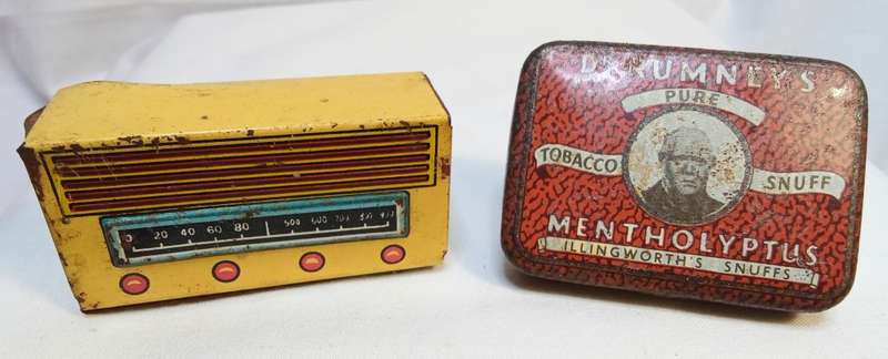Two cute vintage tins