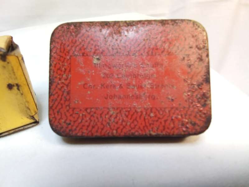 Two cute vintage tins