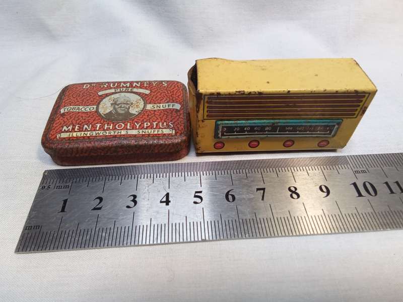 Two cute vintage tins