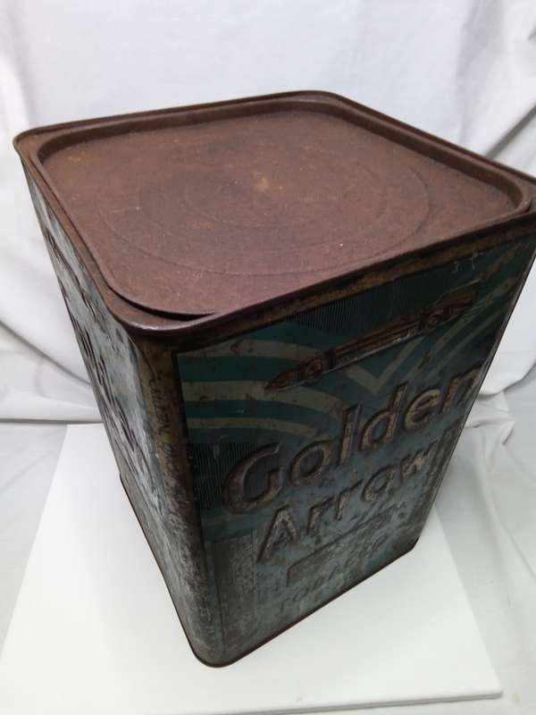 Lovely vintage Golden Arrow tabacco tin
