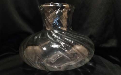 Very pretty vintage swirl glass vase