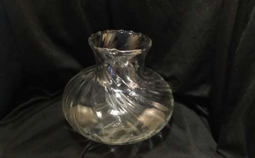 Very pretty vintage swirl glass vase
