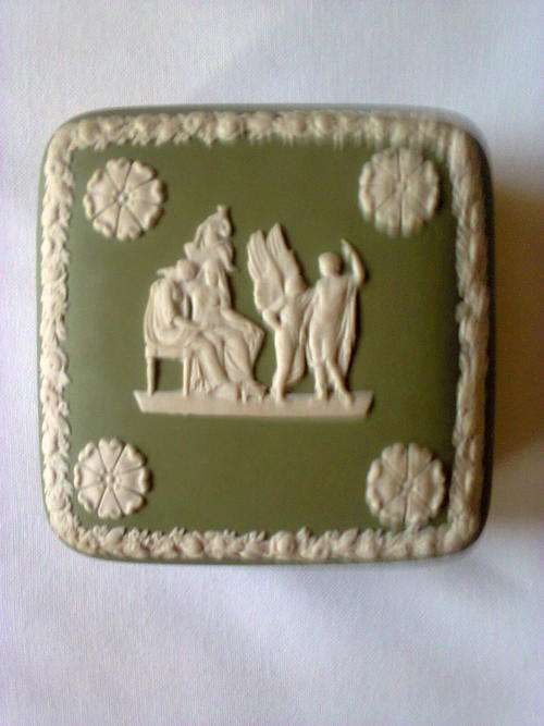 SQUARE WEDGWOOD TRINKET BOX IN GREEN JASPER WARE