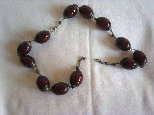 LOVELY AND UNUSUAL NECKLACE OF LARGE BEADS WITH SILVER LINKS
