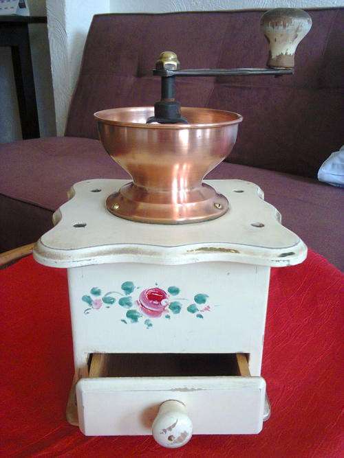 CUTE VINTAGE WOOD AND COPPER COFFEE GRINDER