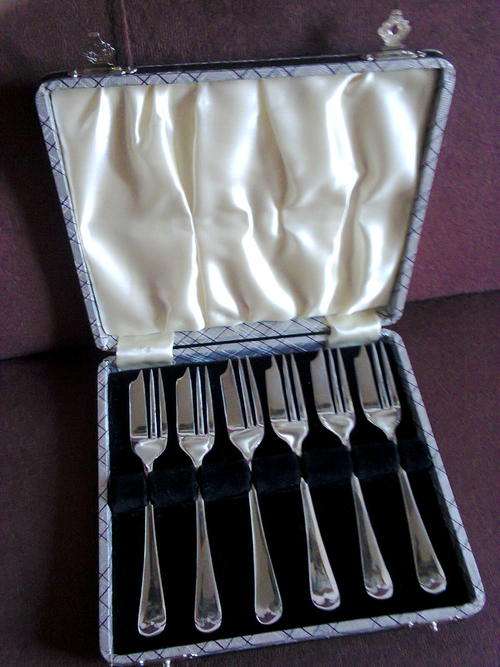 BOXED SET OF CAKE FORKS
