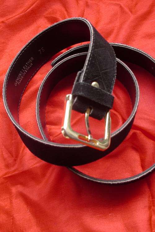 VINTAGE ITALIAN BLACK SUEDE BELT - SIZE 75 WITH GILT BUCKLE - BEAUTIFUL