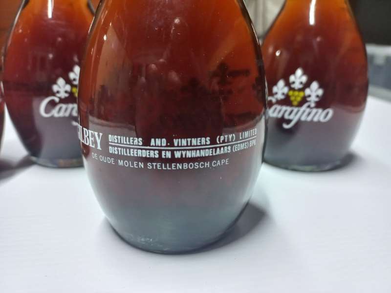 RARE VINTAGE  `UNOPENED` GILBEYS CARAFINO RED WINE IN CARAFE 500ml BOTTLES OF WINE.