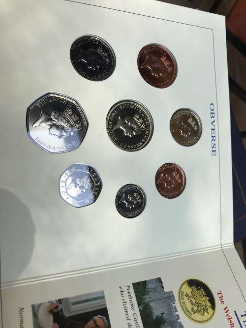 1995 UNITED KINGDOM UNC COINS 1,2,5,10,20,50PENCER AND 1 & 2 POUNDS, IN BOOK. (VALUE: R 320)