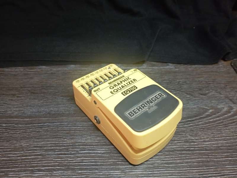 Behringer guitar 7 band graphic equalizer EQ700