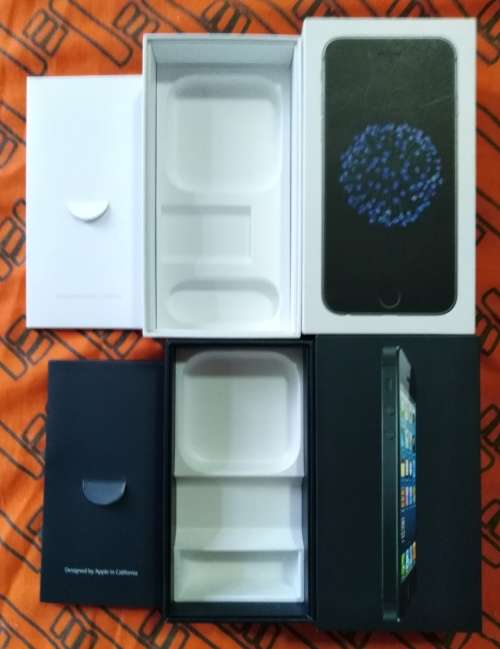 2 x iPhone boxes (NO PHONES)