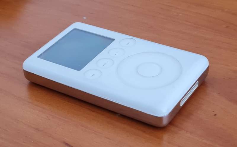 Ipod classic 3rd gen 10GB READ DESCRIPTION