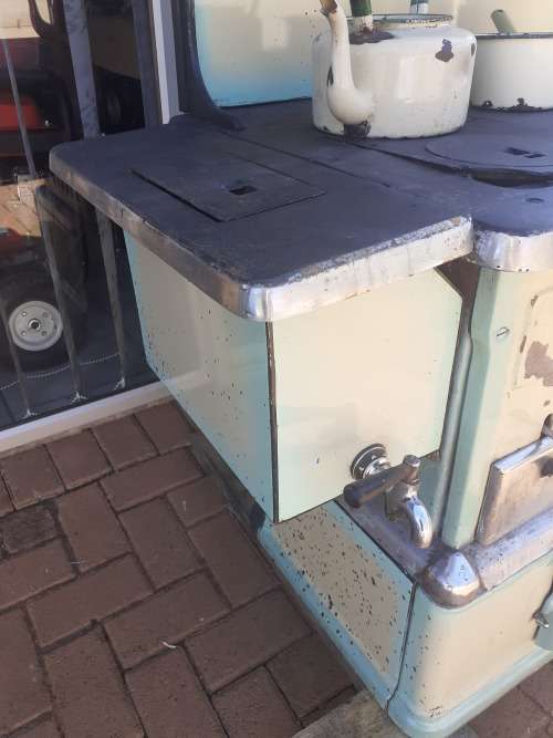 MAKE AN OFFER!!! Vintage Defy Jewel 735 with Warm Water basket and some old enamelware!!!