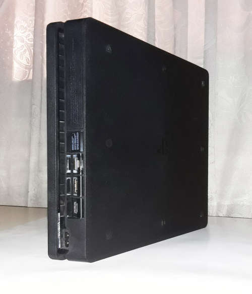 Playstation 4 slim 500gig console, game and controller in excellent condition