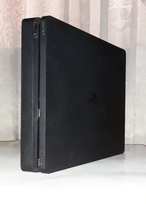Playstation 4 slim 500gig console, game and controller in excellent condition