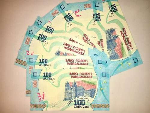 MADAGASCAR 100 ARIARY IN SEQUENCE F70116851-859,,,2017  UNC CRISP NOTES(BID PER NOTE)