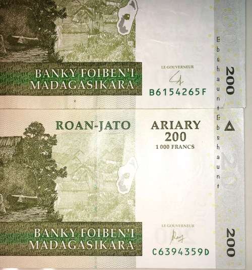 MADAGASCAR 200 FRANCS BOTH SIGNATURES 2004