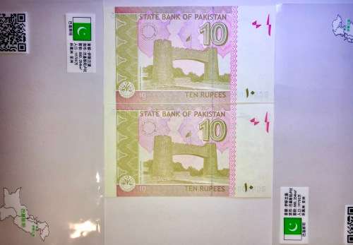 PAKISTAN 10 RUPEE  IN SEQ BCN4000585-586 UNC GEM 2018 IN PLASTIC INFO SLEEVE(1 BID TAKES ALL)