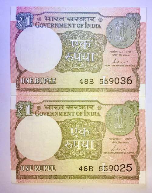 INDIA 1 RUPEE CLOSE IN SEQ 559036 & 025 CRISP UNC GEM 2017(1 BID TAKES ALL)