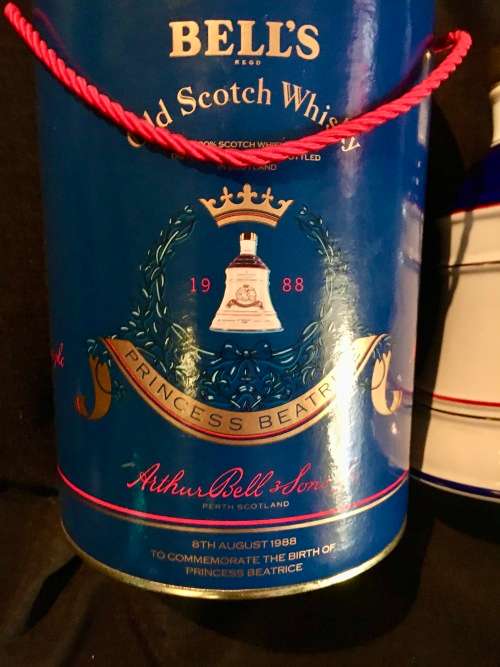 BELLS PRINCESS BEATRICE BIRTH DECANTER 8TH AUGUST 1988 FULL & SEALED , BOXED,  COLLECTIBLE