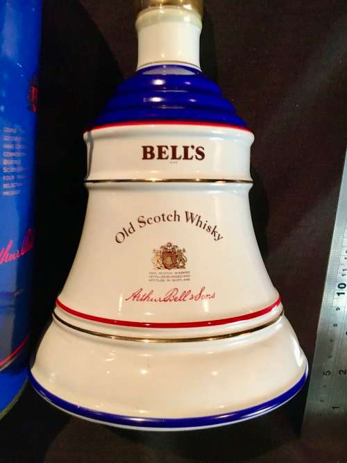 BELLS PRINCESS BEATRICE BIRTH DECANTER 8TH AUGUST 1988 FULL & SEALED , BOXED,  COLLECTIBLE