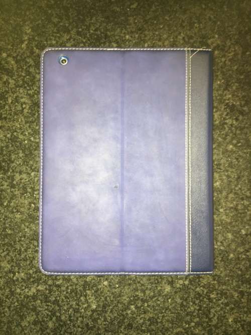 APPLE IPAD 3 -- 64G MODEL  A1430 WORKING 100% TAKES SIM,WITH CHARGER AND LEATHER COVER