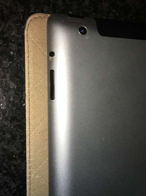 APPLE IPAD 3 -- 64G MODEL  A1430 WORKING 100% TAKES SIM,WITH CHARGER AND LEATHER COVER
