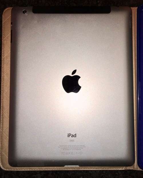 APPLE IPAD 3 -- 64G MODEL  A1430 WORKING 100% TAKES SIM,WITH CHARGER AND LEATHER COVER