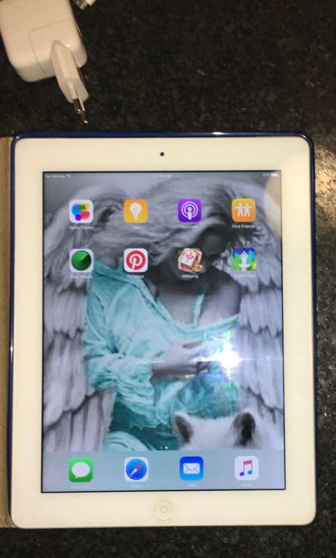 APPLE IPAD 3 -- 64G MODEL  A1430 WORKING 100% TAKES SIM,WITH CHARGER AND LEATHER COVER